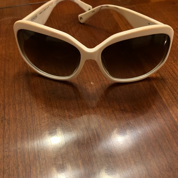 COACH WHITE ARABELLA SUNGLASSES. EXCELLENT CONDITION. WHITE EMBOSSED CASE. EUC - Picture 15 of 15